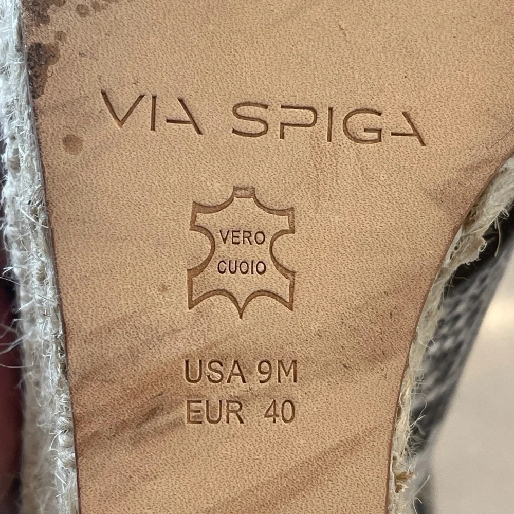 Via Spiga Snake Skin Leather wedge Samdals Size 9M Gray and black